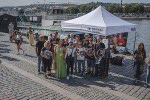 Kampaň na pražském nábřeží