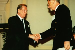 Medaile za zásluhy od prezidenta Václava Havla, knihovna Kongresu USA 1998